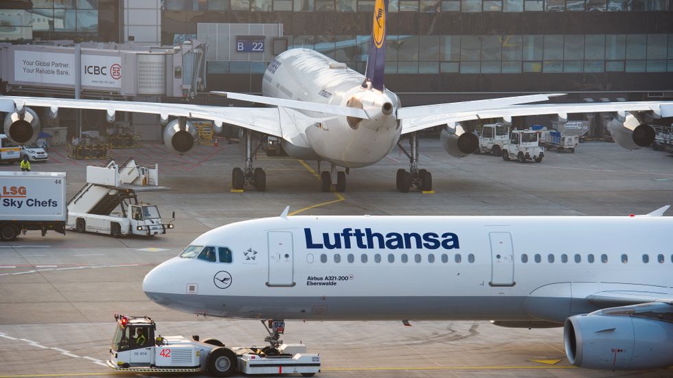 Lufthansa sparar för att motverka effekter av coronaviruset.