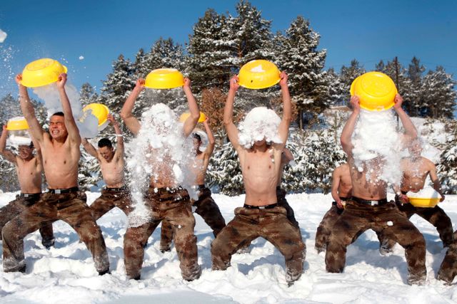 Kinesiska soldater tränar i snö 2015 för att vänja sig vid extrema förhållanden. Så här bra kompis med kylan behöver du dock inte bli för att uppskatta den.