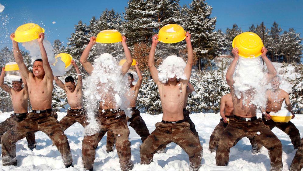 Kinesiska soldater tränar i snö 2015 för att vänja sig vid extrema förhållanden. Så här bra kompis med kylan behöver du dock inte bli för att uppskatta den.