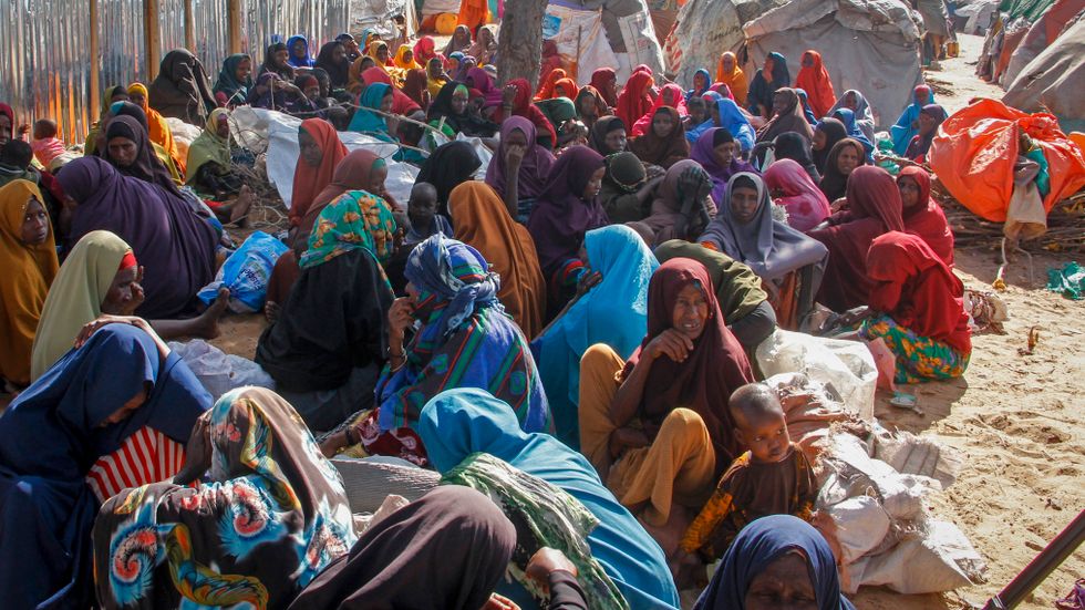 Somalier som lämnat sina hem på grund av torkan i tillfälliga läger i utkanten av huvudstaden Mogadishu. Bild från början av februari.