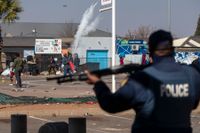 Över 200 personer har gripits i Sydafrika efter våldsamma protester och plundringar.