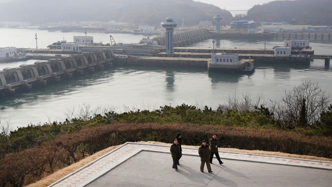 Några män ses promenera i Nampo i Nordkorea.