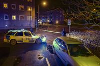 En skadad man hittades skjuten i Hökarängen i södra Stockholm på fredagskvällen. Mannen hade träffats av flera skott i bröstet och fördes till sjukhus.