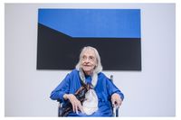 Carmen Herrera i utställningen framför sin målning ”Blue Monday”, akryl på duk, 1975.