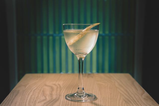 Med ingredienser som rosa gin, amaro, rosa peppar och smör lever Hernö Gin Bars signaturdrink Experimental upp till sitt namn.