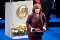 Nobelpristagare i litteratur Svetlana Aleksijevitj tar emot sitt Nobelpris vid nobelprisutdelningen i Konserthuset i Stockholm på torsdagen.