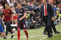 Arsenals Mesut Özil, vänster, och tränare Unai Emery, höger, ska till Baku. Frågan är hur många av lagets supportrar som kommer att följa med för att se Europa League-finalen.