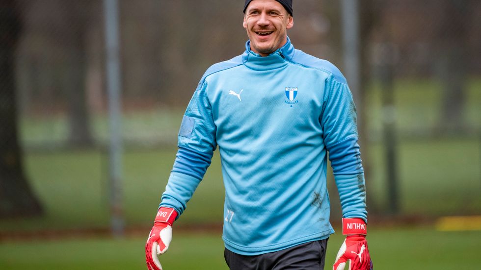 Malmö FF-målvakten Johan Dahlin ger klartecken för spel i lördagens avgörande allsvenska omgång hemma mot Halmstad.