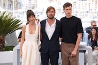 Regissören Ruben Östlund, tillsammans med Charlbi Dean och Harris Dickinson, under Cannesfestivalen. Arkivbild.