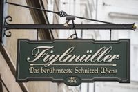 Skottlossningen ska ha skett på den klassiska restaurangen Figlmüller i centrala Wien, skriver Kronen Zeitung.