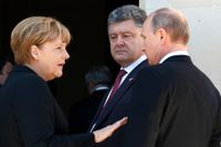 Ukrainas president Petro Porosjenko ser på när Merkel talar med den ryske presidenten Vladimir Putin. Vid 70-årsfirandet av den så kallade D-dagen, de amerikanska truppernas landstigning i Normandie. 6 juni 2014.