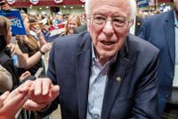 Presidentkandidaten Bernie Sanders lämnar ett kampanjmöte i St. Paul Minnesota, 2 mars. 