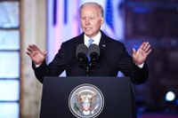 ”För Guds skull, den här mannen kan inte sitta kvar vid makten”, sa Joe Biden i ett tal i Warszawa. Ett uttalande som väcker frågor. 