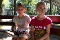 Ukrainska barnen Olesia Ljadtjenko (till vänster) och Jaroslava Rohatjova på ett läger i Rostov i sydöstra Ryssland, 8 juli 2022.