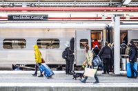 Tågtrafiken både söder och norr om Stockholm har drabbats av stora förseningar och inställda avgångar.